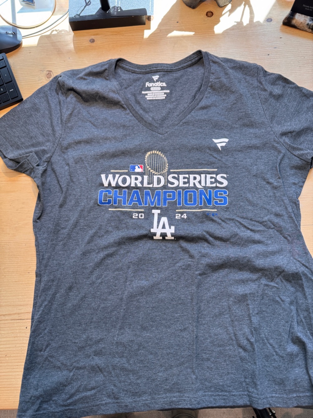 Dodgers LA World Series Fanatics Gray V-Neck T-Shirt Women NWOT